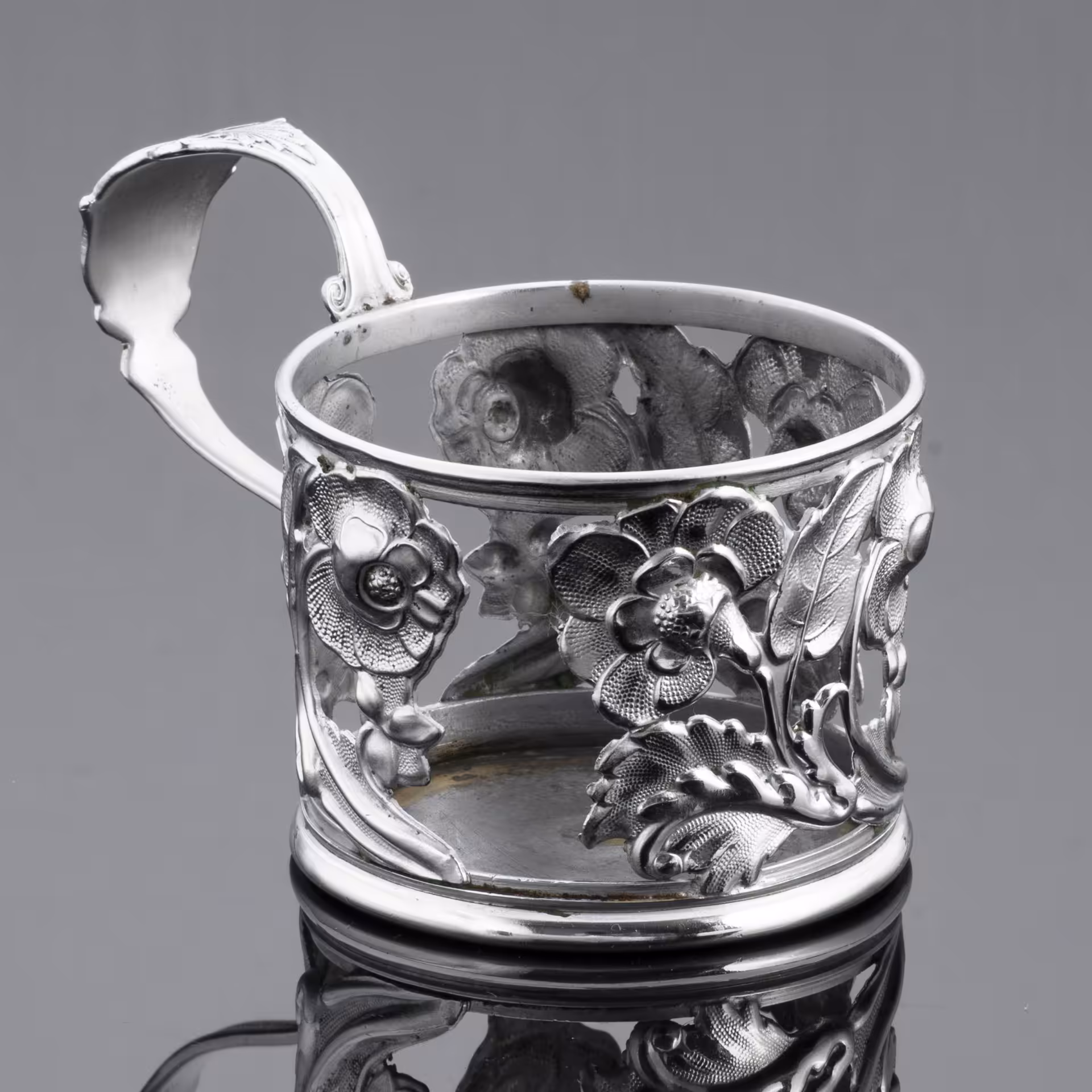 Подстаканник с прорезным цветочным декором, Bracia Henneberg (Братья Хеннеберг