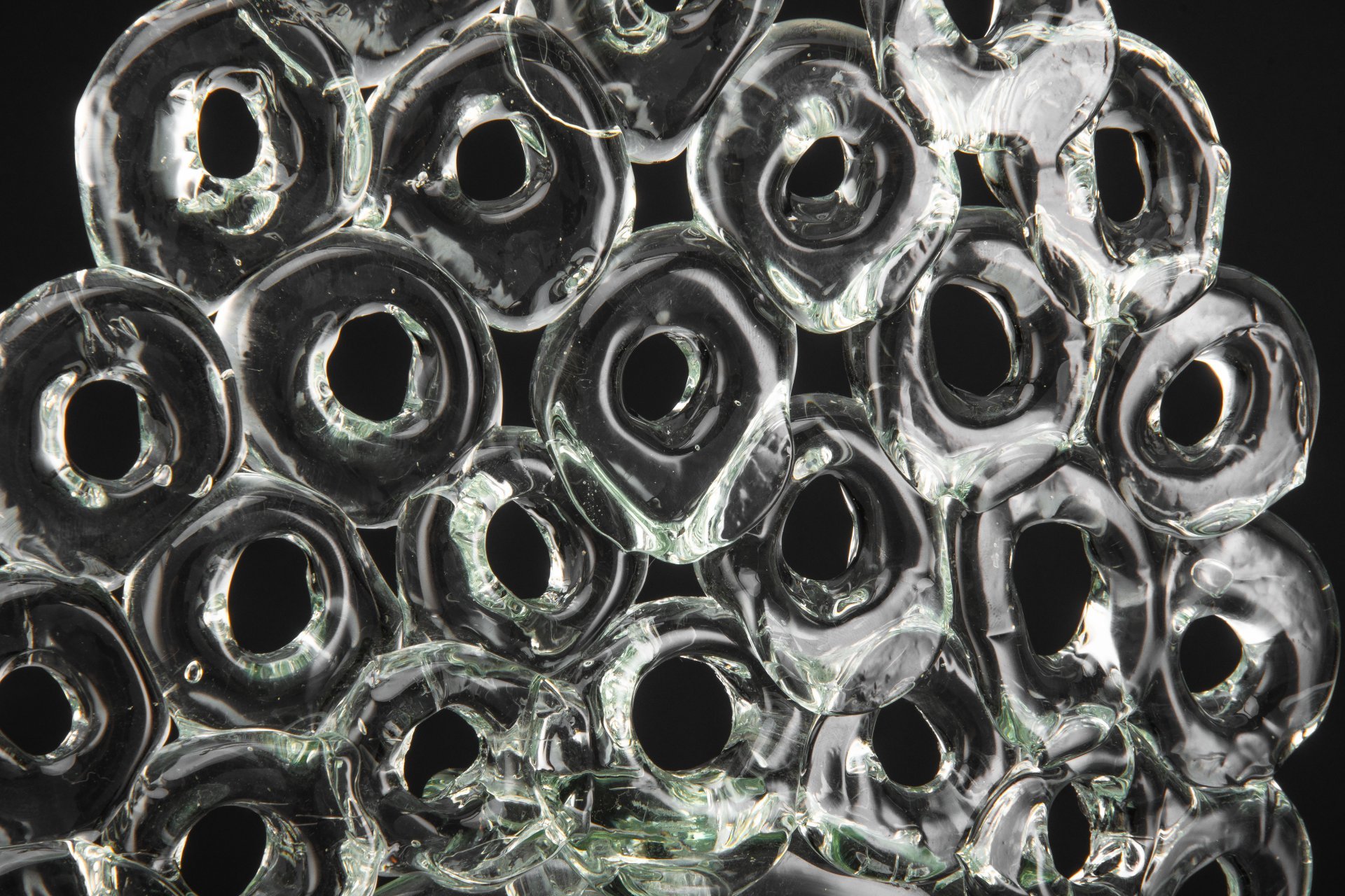 Подсвечник настенный с декоративными округлыми элементами, автор Мери Евгения Андреевна (?), стекло, гутная техника, СССР, 1970-1990 гг.