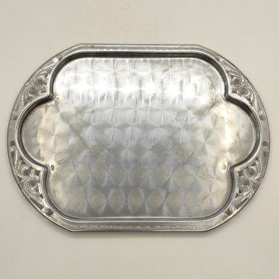 Поднос, украшенный ажурным растительным декором