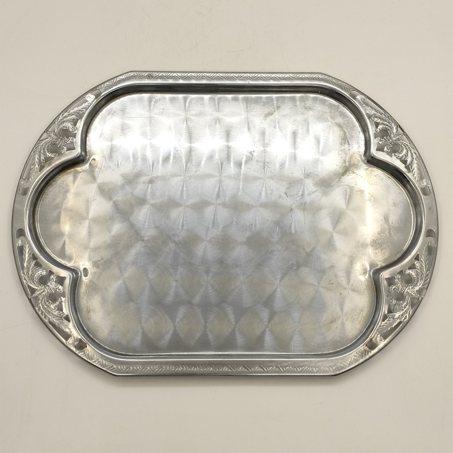 Поднос, украшенный ажурным растительным декором