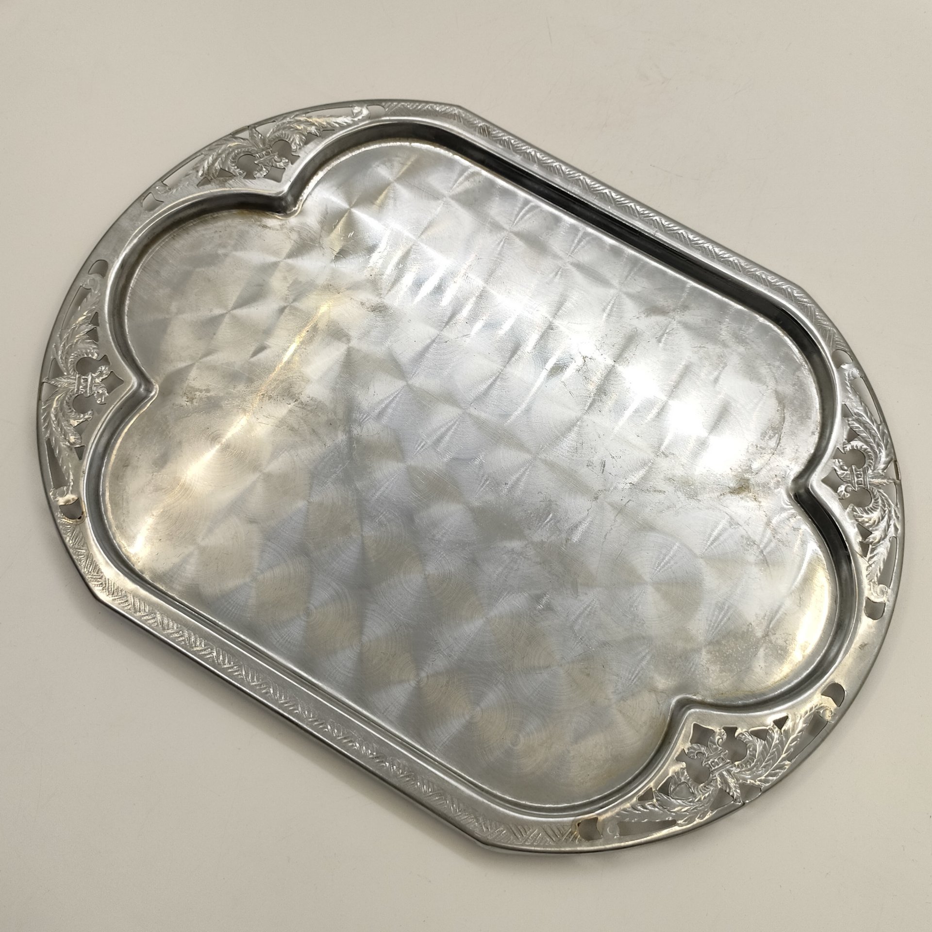 Поднос, украшенный ажурным растительным декором