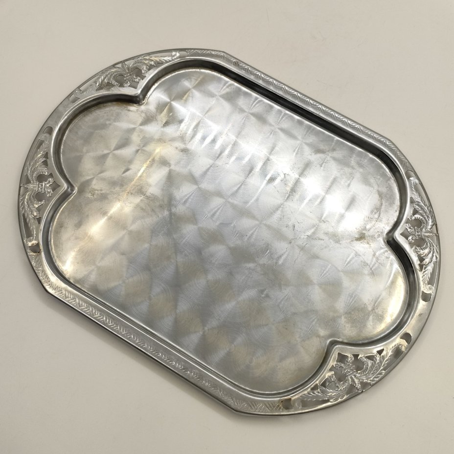 Поднос, украшенный ажурным растительным декором