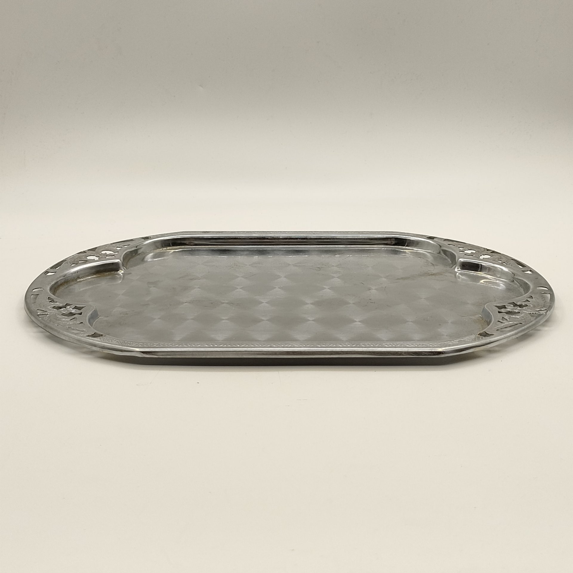 Поднос, украшенный ажурным растительным декором