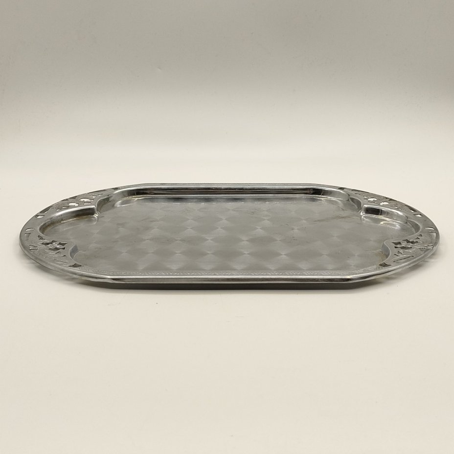 Поднос, украшенный ажурным растительным декором