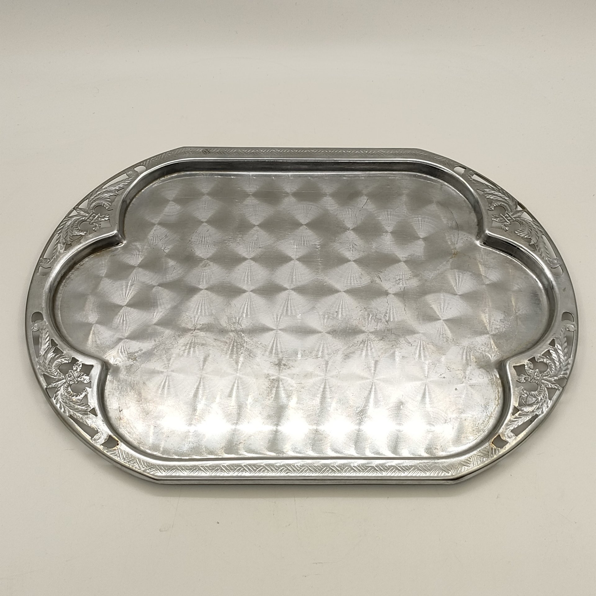 Поднос, украшенный ажурным растительным декором