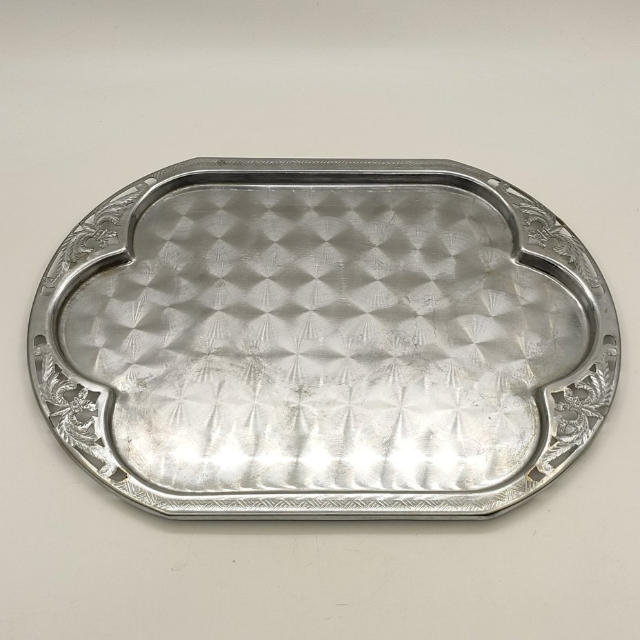 Поднос, украшенный ажурным растительным декором