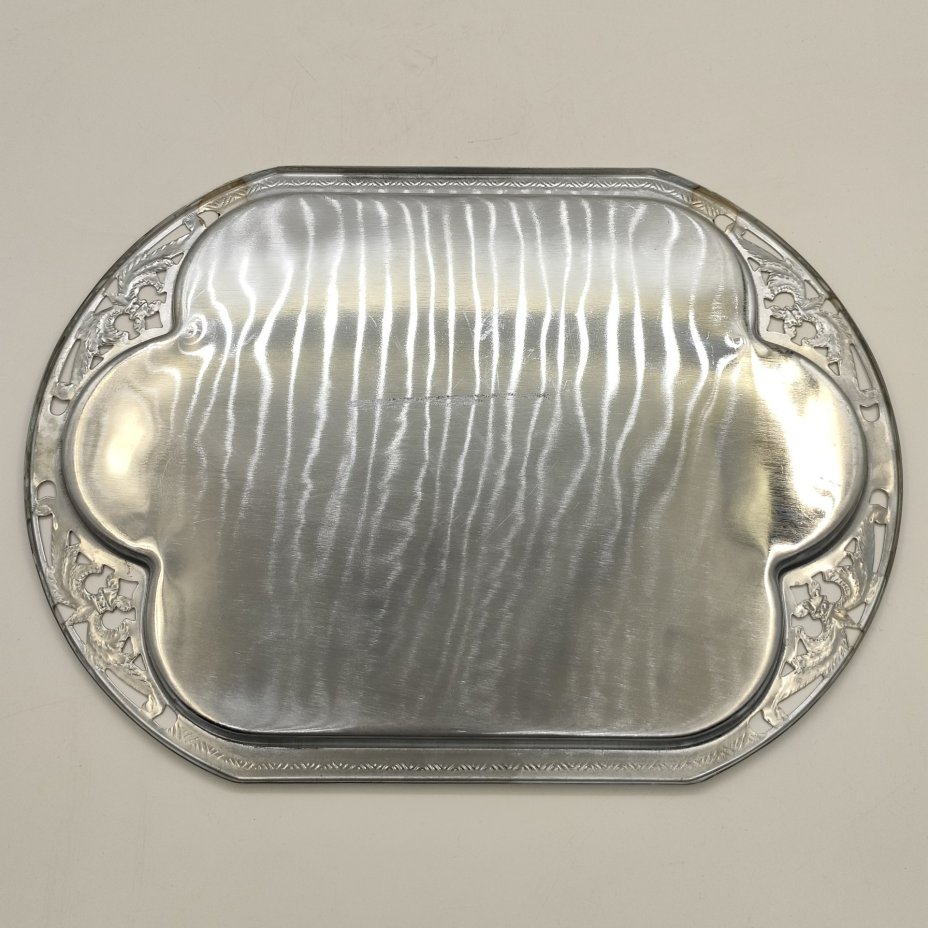 Поднос, украшенный ажурным растительным декором