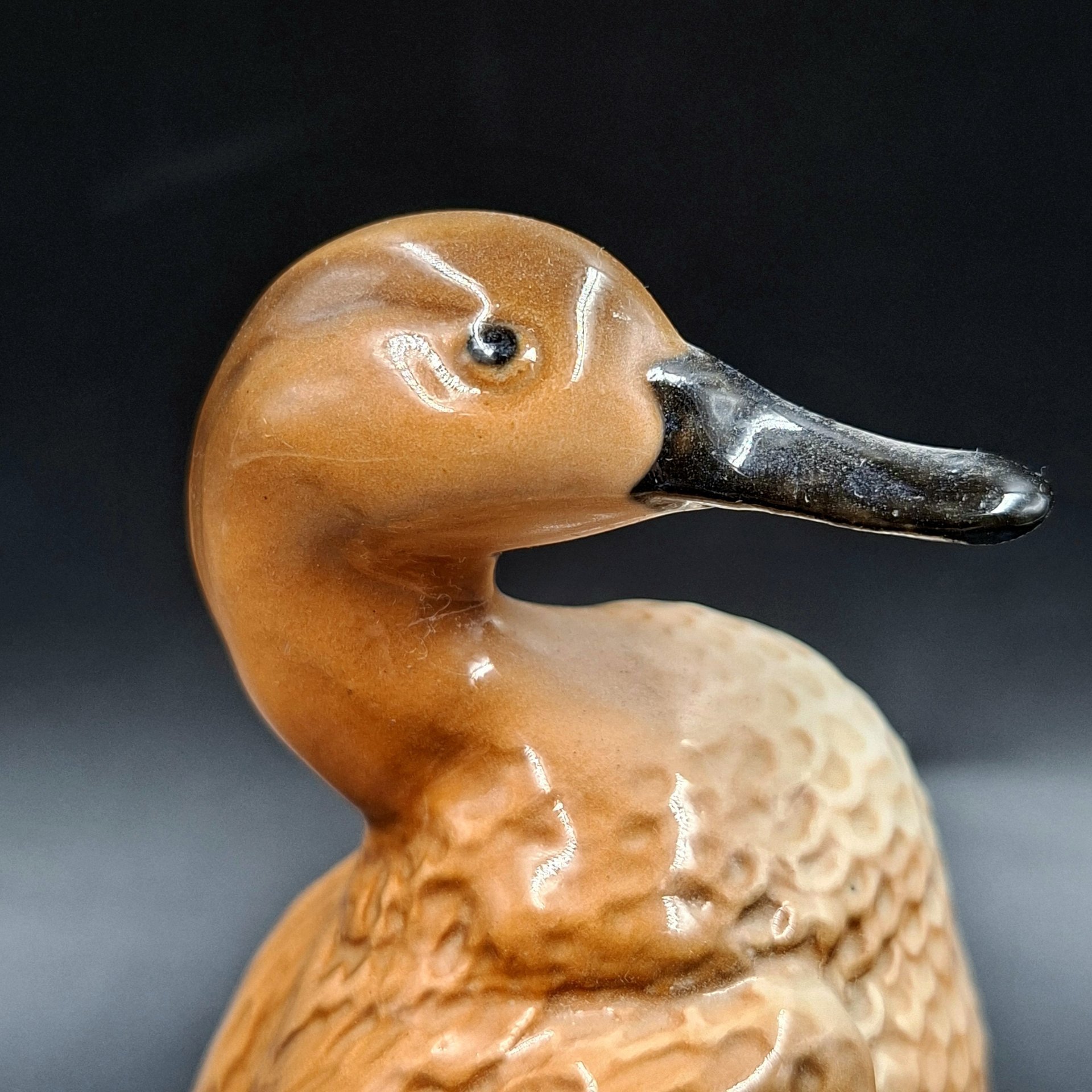 Статуэтка «Утка», фарфор, роспись, Астраханский фарфоровый завод «Сциталис», Российская Федерация, 1992-2015 гг.