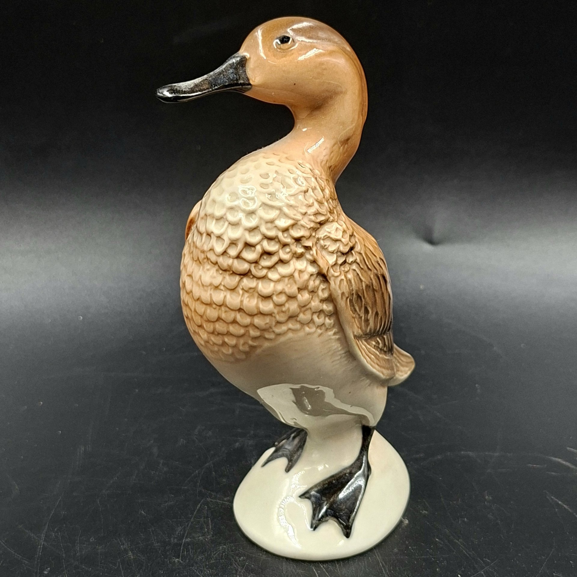 Статуэтка «Утка», фарфор, роспись, Астраханский фарфоровый завод «Сциталис», Российская Федерация, 1992-2015 гг.