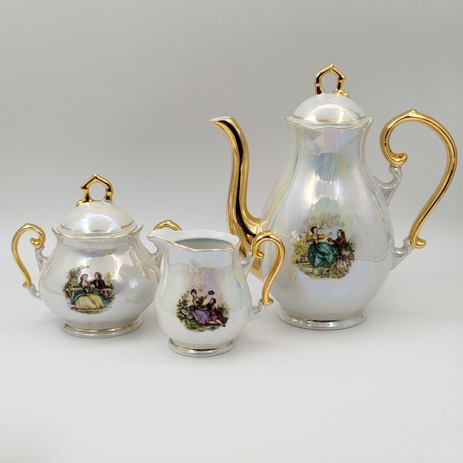 Сервиз кофейный с декором в виде галантных сцен на 6 персон (15 предметов), фарфор, люстр, деколь, золочение, FP Zajecar, Югославия, 1980-2000 гг.