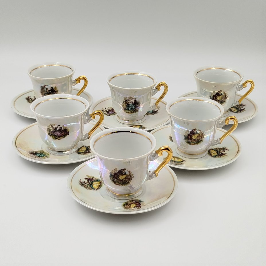 Сервиз кофейный с декором в виде галантных сцен на 6 персон (15 предметов), фарфор, люстр, деколь, золочение, FP Zajecar, Югославия, 1980-2000 гг.