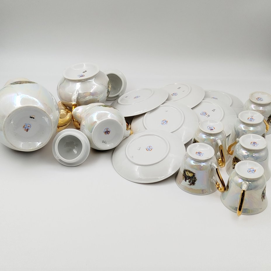 Сервиз кофейный с декором в виде галантных сцен на 6 персон (15 предметов), фарфор, люстр, деколь, золочение, FP Zajecar, Югославия, 1980-2000 гг.