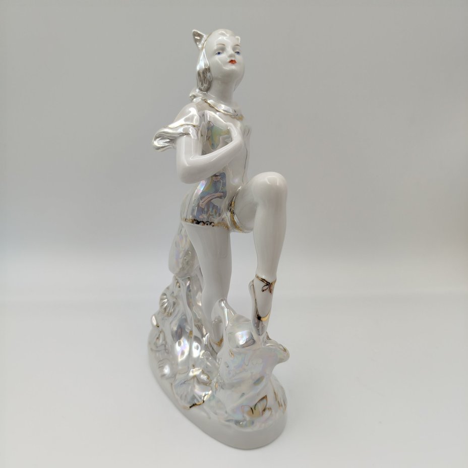 Статуэтка "Балерина-Кошка" ("Лисичка"), скульптор М.А. Интизарян, фарфор, люстр, золочение, Дмитровский фарфоровый завод (ДФЗ Вербилки), СССР, 1954-1965 гг.