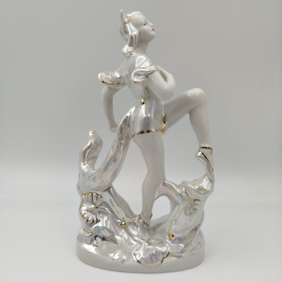 Статуэтка "Балерина-Кошка" ("Лисичка"), скульптор М.А. Интизарян, фарфор, люстр, золочение, Дмитровский фарфоровый завод (ДФЗ Вербилки), СССР, 1954-1965 гг.