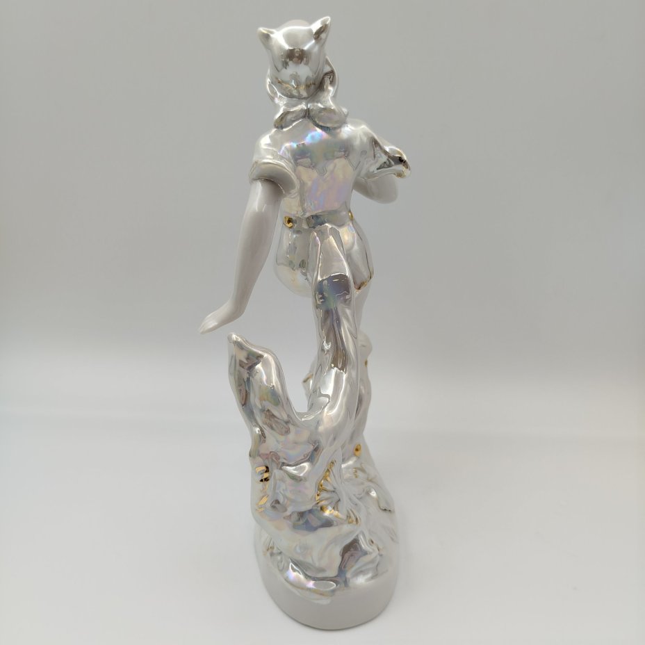 Статуэтка "Балерина-Кошка" ("Лисичка"), скульптор М.А. Интизарян, фарфор, люстр, золочение, Дмитровский фарфоровый завод (ДФЗ Вербилки), СССР, 1954-1965 гг.