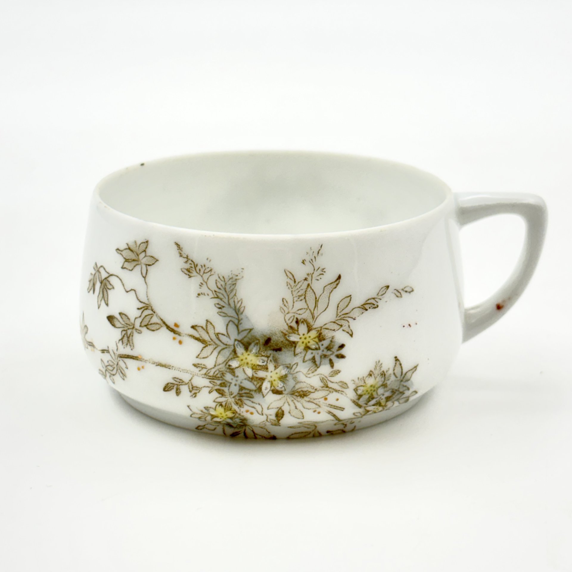 Чашка кофейная с нежным цветочным декором, фарфор, деколь, подрисовка, Фарфоровая фабрика Гарднера, Российская империя, 1870-1910 гг.