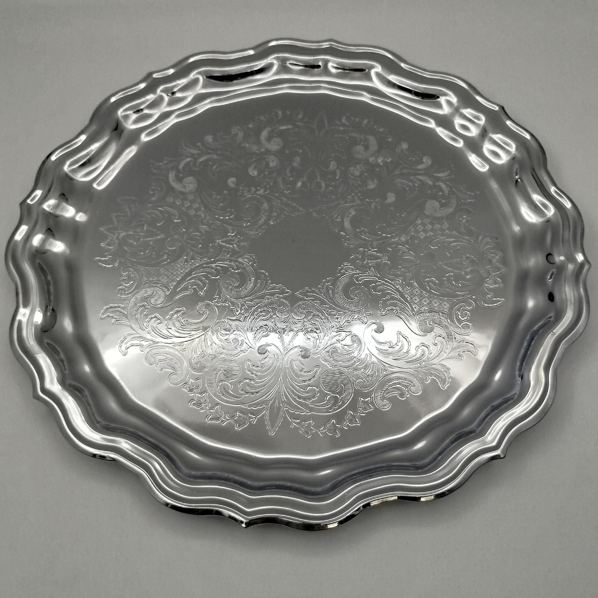 Поднос с растительным орнаментом, мНЦ (медь-никель-цинк), Кольчугинский завод цветных металлов, СССР, 1970-1990 гг.