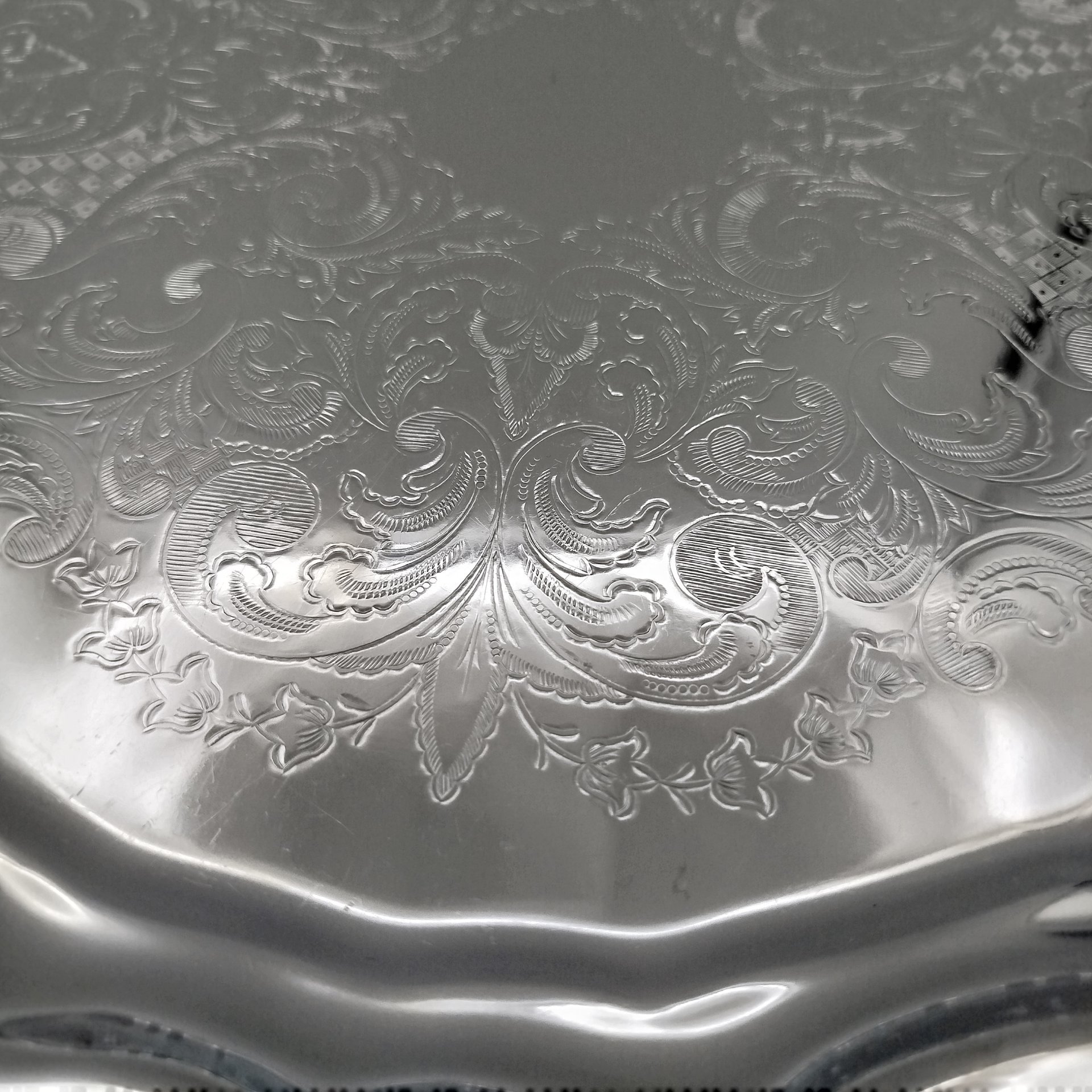 Поднос с растительным орнаментом, мНЦ (медь-никель-цинк), Кольчугинский завод цветных металлов, СССР, 1970-1990 гг.