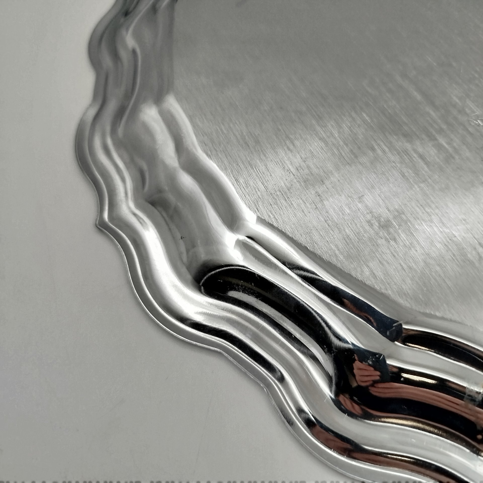 Поднос с растительным орнаментом, мНЦ (медь-никель-цинк), Кольчугинский завод цветных металлов, СССР, 1970-1990 гг.