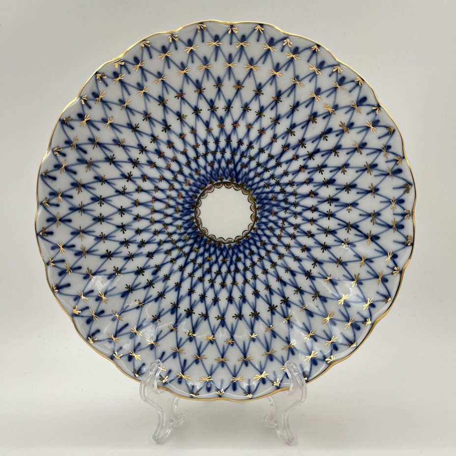 Блюдо (сухарница) "Кобальтовая сетка", форма "Тюльпан", автор формы С.Е. Яковлева, автор рисунка А.А. Яцкевич, фарфор, деколь, золочение, Ленинградский фарфоровый завод (ЛФЗ), СССР, 1970-1992 гг.