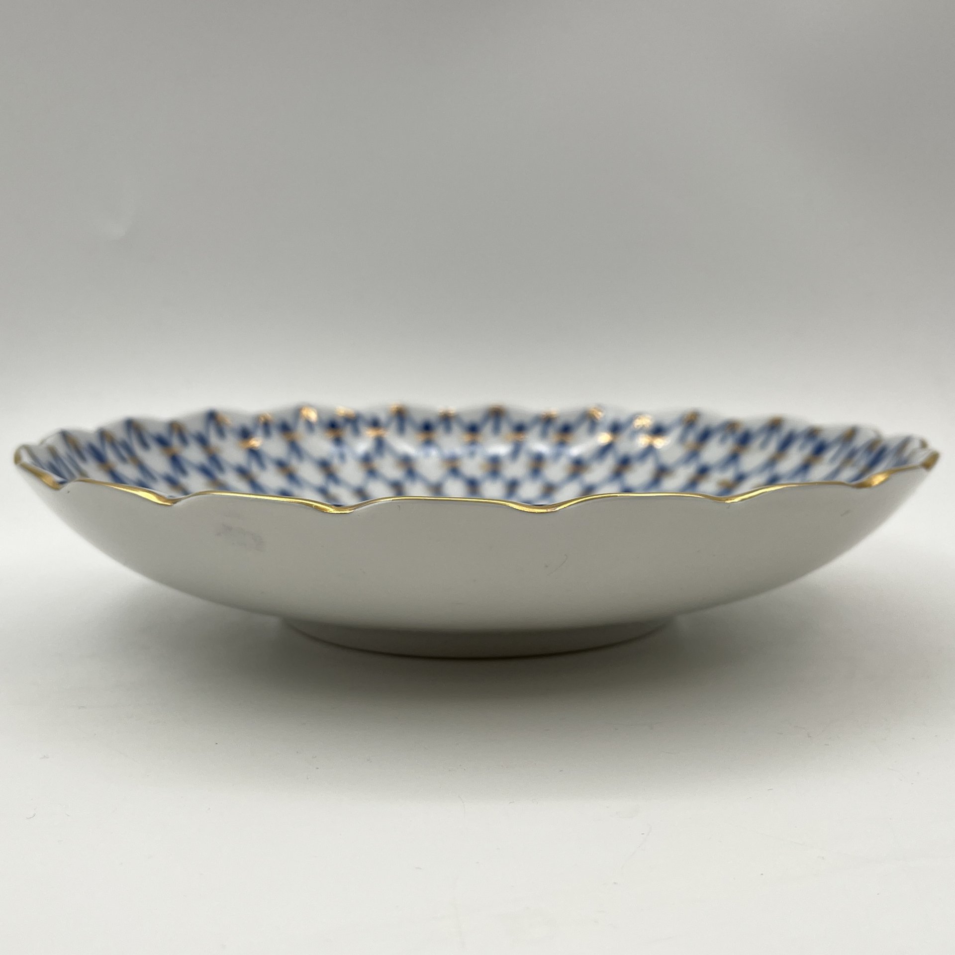 Блюдо (сухарница) "Кобальтовая сетка", форма "Тюльпан", автор формы С.Е. Яковлева, автор рисунка А.А. Яцкевич, фарфор, деколь, золочение, Ленинградский фарфоровый завод (ЛФЗ), СССР, 1970-1992 гг.