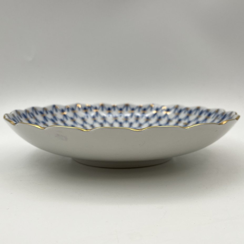 Блюдо (сухарница) "Кобальтовая сетка", форма "Тюльпан", автор формы С.Е. Яковлева, автор рисунка А.А. Яцкевич, фарфор, деколь, золочение, Ленинградский фарфоровый завод (ЛФЗ), СССР, 1970-1992 гг.