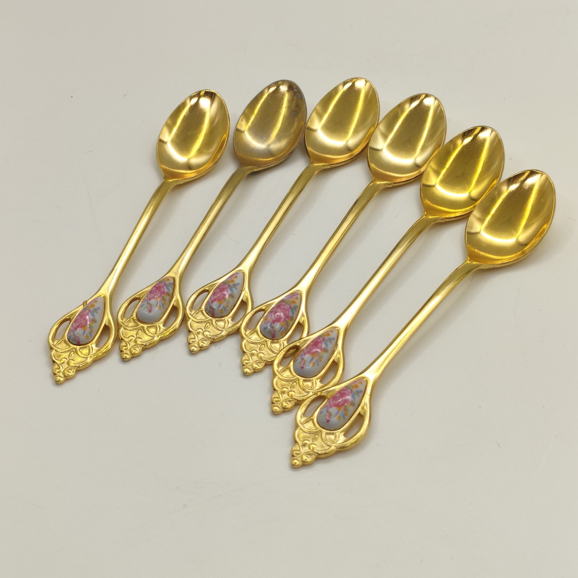 Набор из 6-ти чайных ложек с вставками, украшенными цветочным декором, сталь, золочение, эмаль, Япония, 1990-2000 гг.