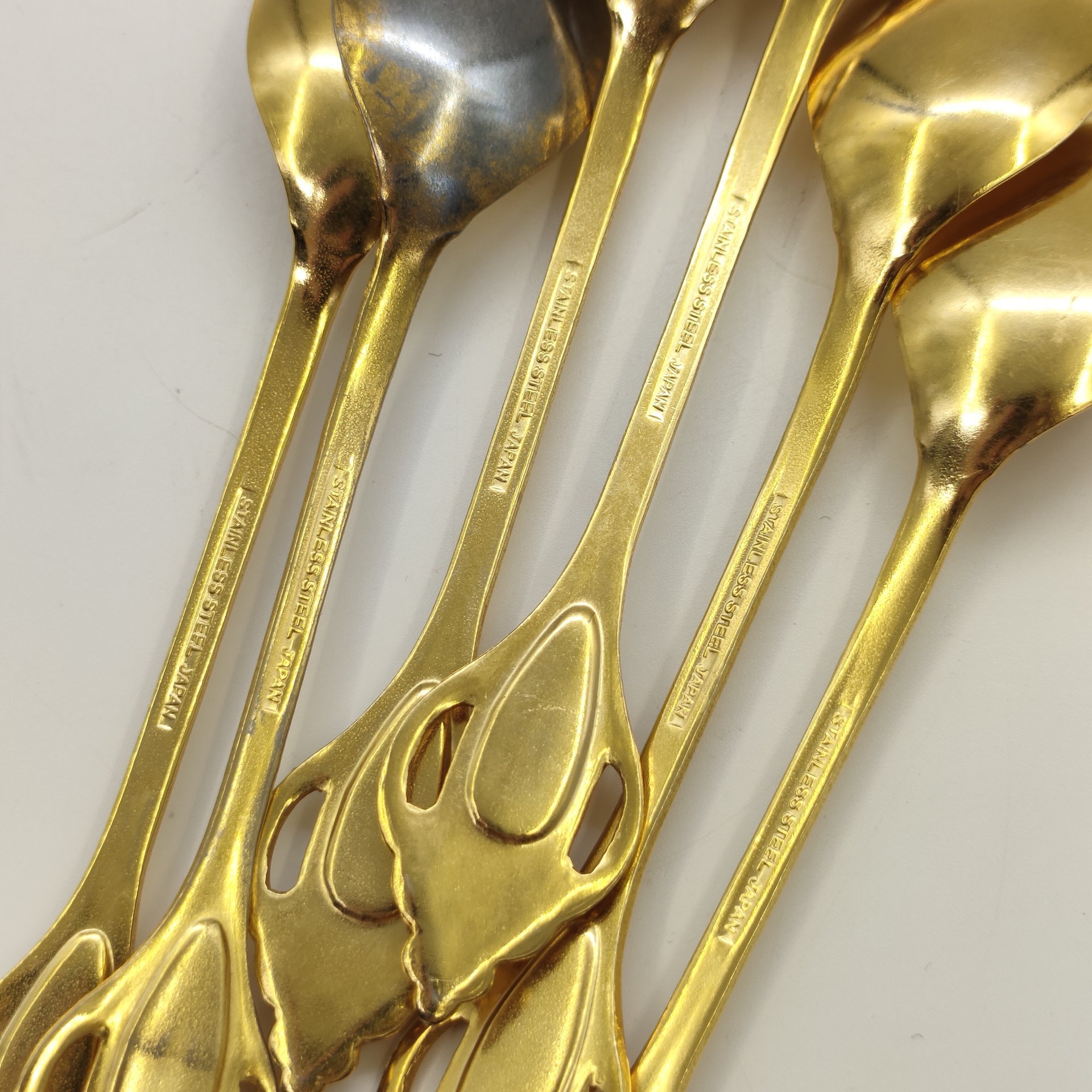 Набор из 6-ти чайных ложек с вставками, украшенными цветочным декором, сталь, золочение, эмаль, Япония, 1990-2000 гг.