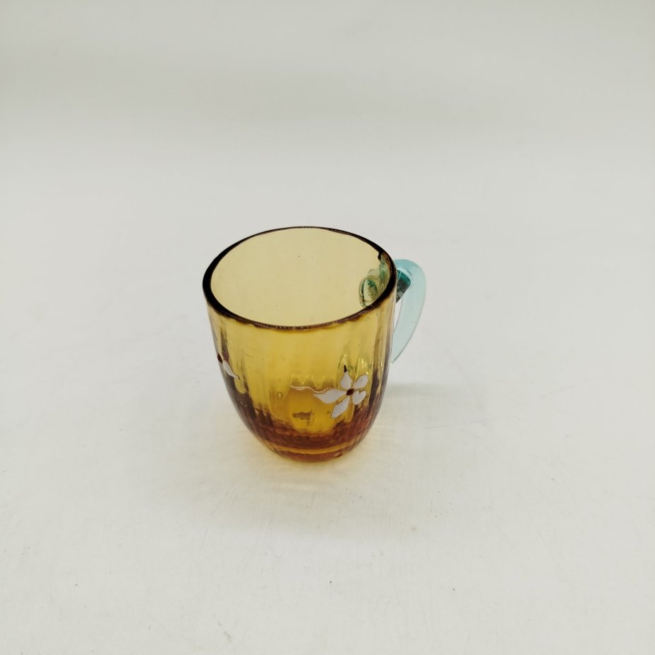 Стопка в виде миниатюрной кружки с цветочной росписью, стекло, гутная техника, роспись эмалью, Западная Европа, 1890-1920 гг.