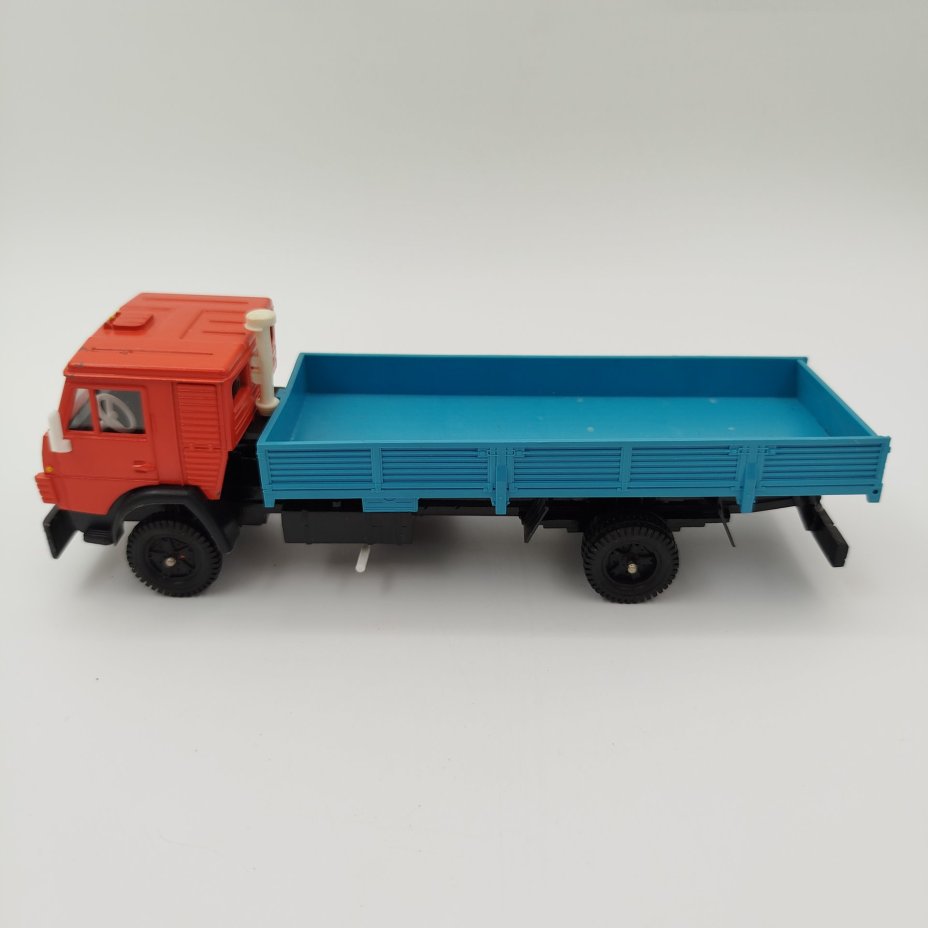 Модель автомобиля "Камаз-5320" (1:43)