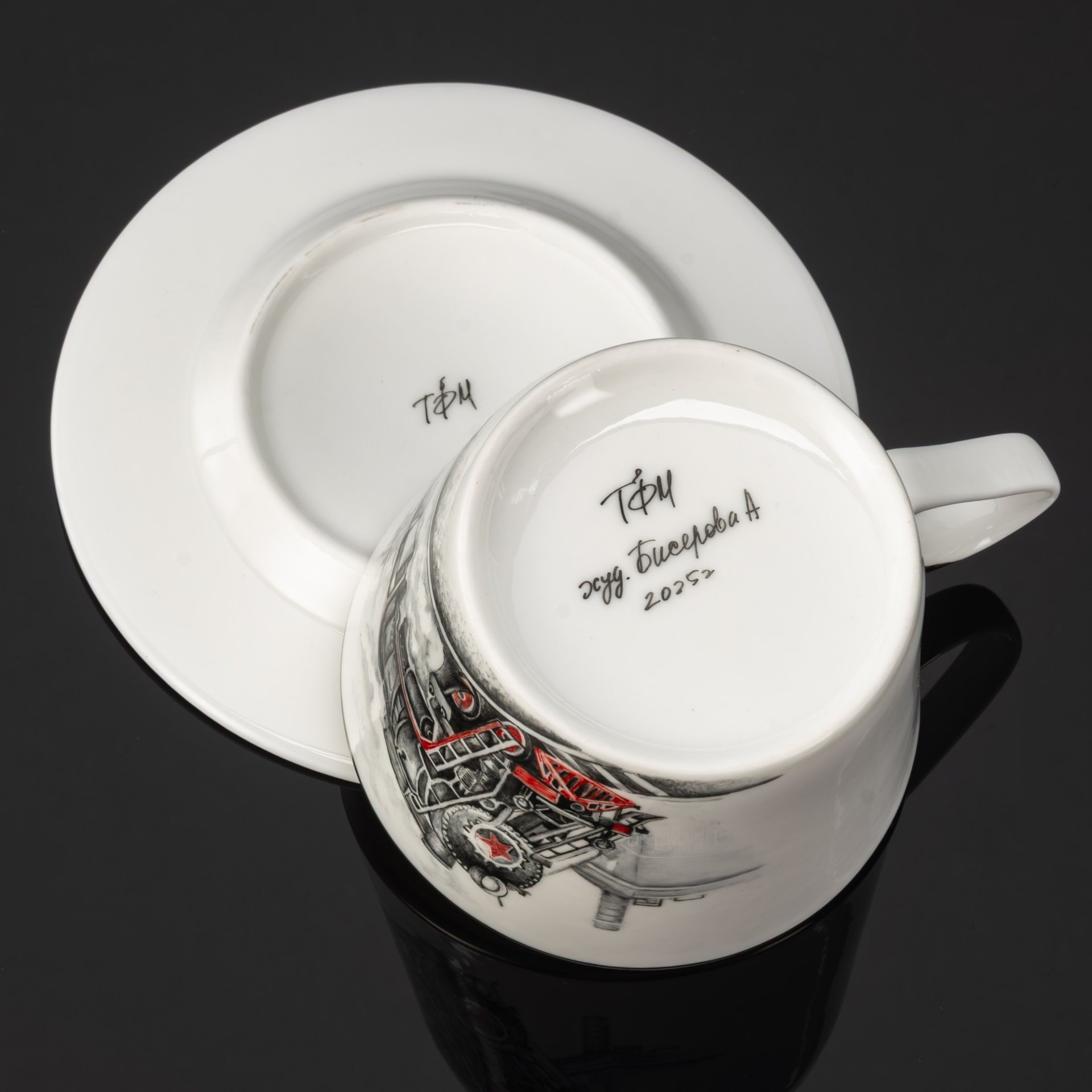Чайная пара "Железная дорога", фарфор, роспись, серебрение, Российская Федерация, 2025 г.