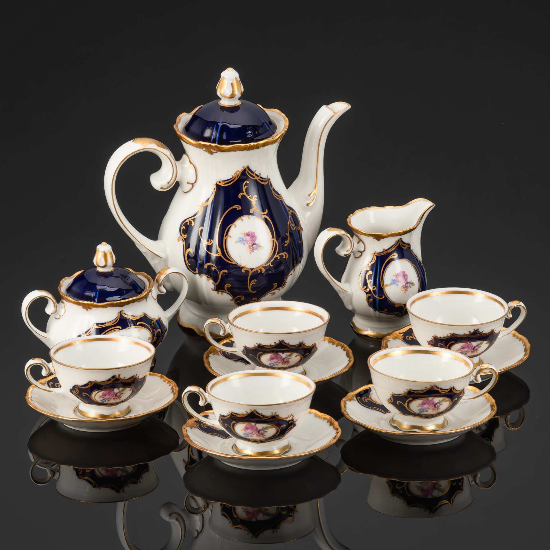 Сервиз кофейный в бело-синей гамме с цветочным декором в резервах, на 5 персон (13 предметов), фарфор, крытье кобальтом, деколь, золочение, Reichenbach (Райхенбах), ГДР, 1968-1990 гг.