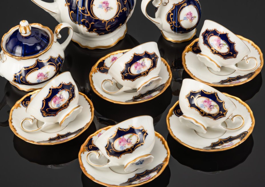 Сервиз кофейный в бело-синей гамме с цветочным декором в резервах, на 5 персон (13 предметов), фарфор, крытье кобальтом, деколь, золочение, Reichenbach (Райхенбах), ГДР, 1968-1990 гг.