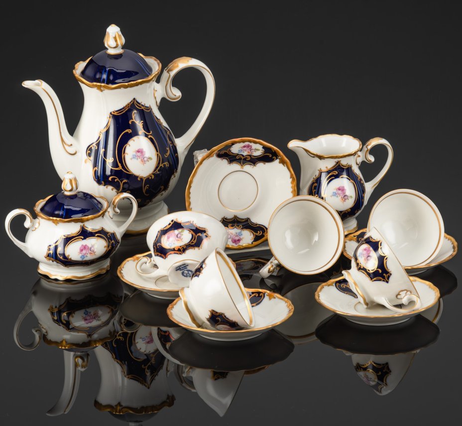 Сервиз кофейный в бело-синей гамме с цветочным декором в резервах, на 5 персон (13 предметов), фарфор, крытье кобальтом, деколь, золочение, Reichenbach (Райхенбах), ГДР, 1968-1990 гг.