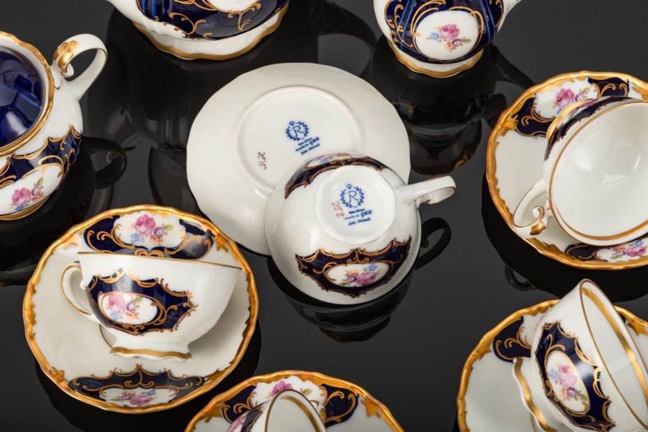 Сервиз кофейный в бело-синей гамме с цветочным декором в резервах, на 5 персон (13 предметов), фарфор, крытье кобальтом, деколь, золочение, Reichenbach (Райхенбах), ГДР, 1968-1990 гг.