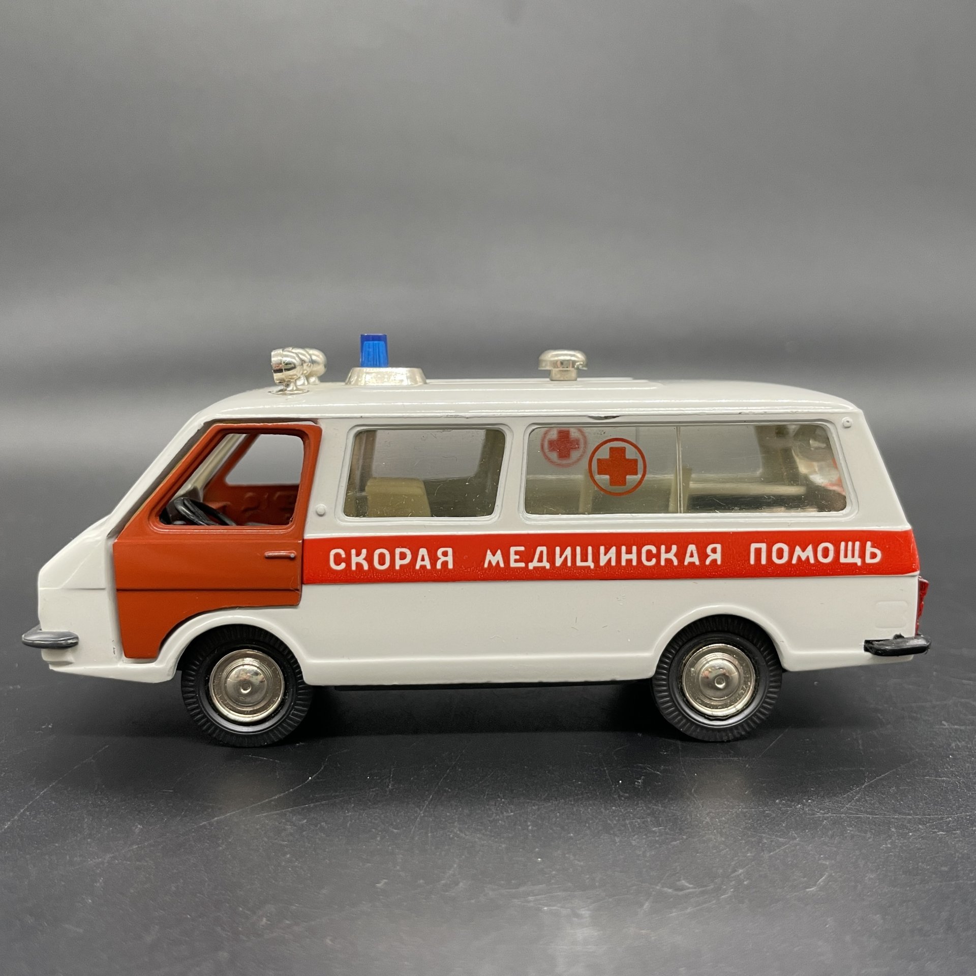 Масштабная модель "RAF-M-22031 Скорая медицинская помощь" 1:43 в коробке, Саратовский завод «Тантал»
