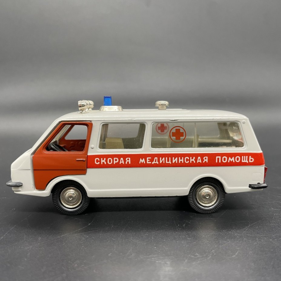 Масштабная модель "RAF-M-22031 Скорая медицинская помощь" 1:43 в коробке, Саратовский завод «Тантал»