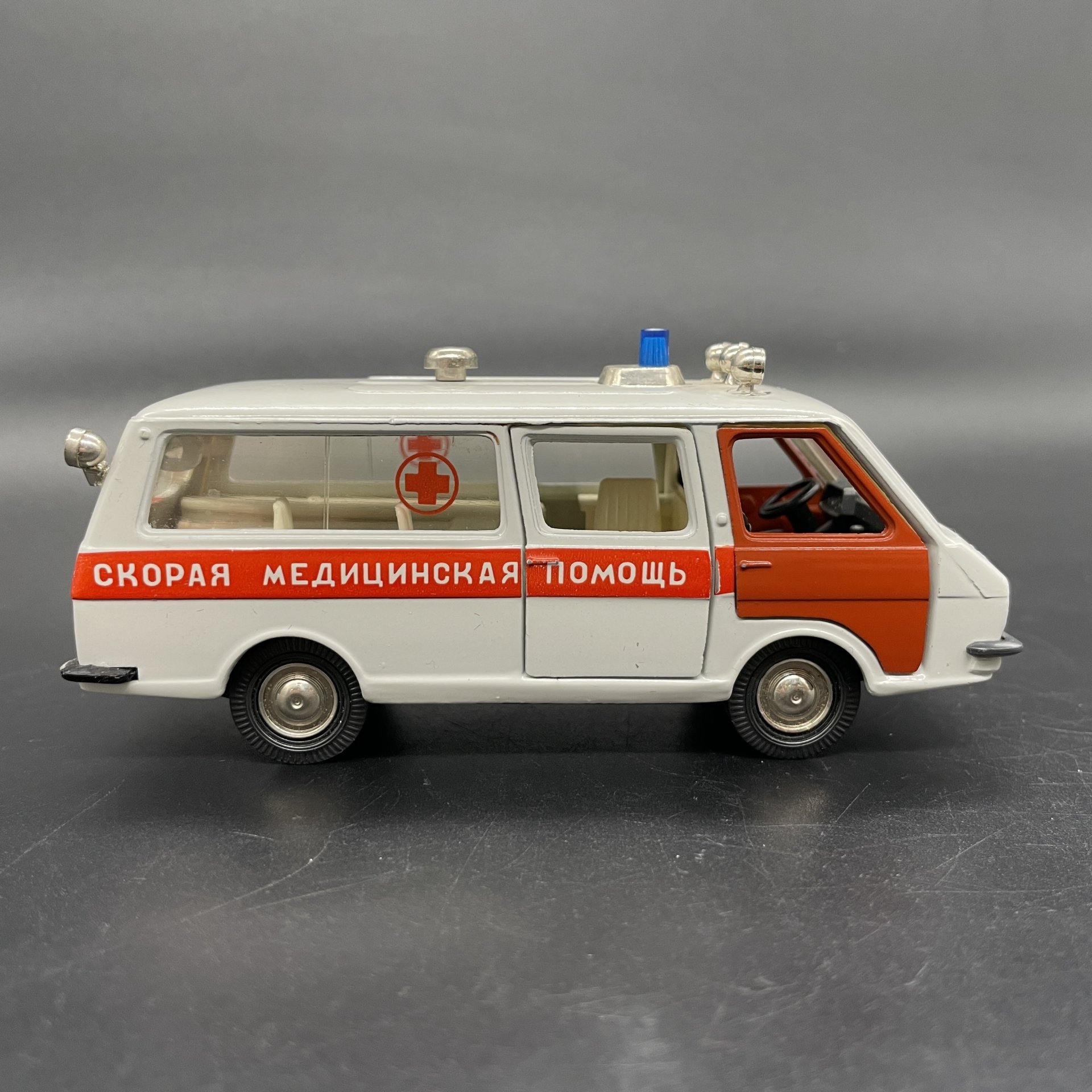 Масштабная модель "RAF-M-22031 Скорая медицинская помощь" 1:43 в коробке, Саратовский завод «Тантал»