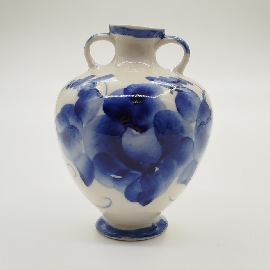 Вазочка с цветочным декором, фарфор, роспись, Речицкий фарфоровый завод (Гжель), СССР, 1970-1980 гг.