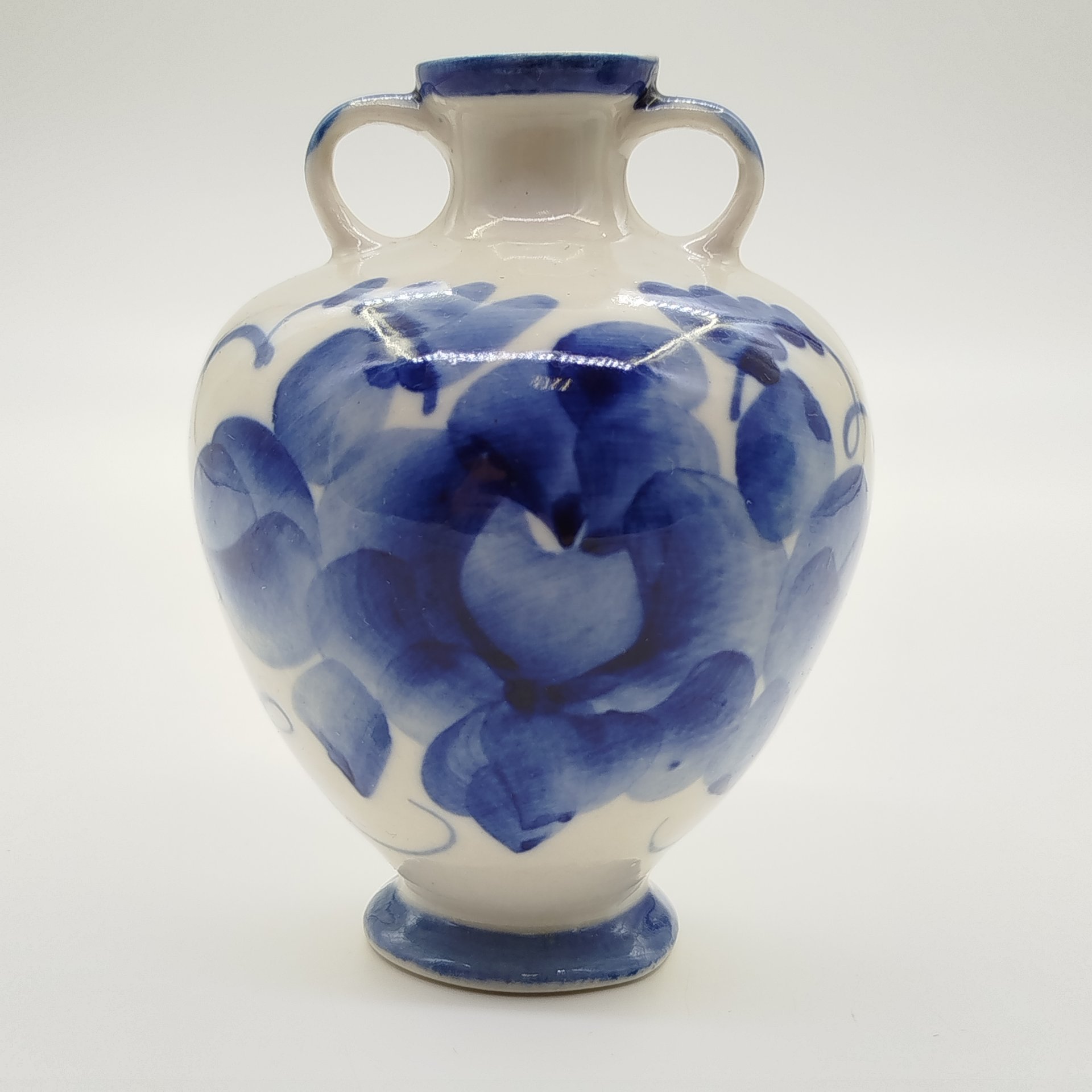 Вазочка с цветочным декором, фарфор, роспись, Речицкий фарфоровый завод (Гжель), СССР, 1970-1980 гг.