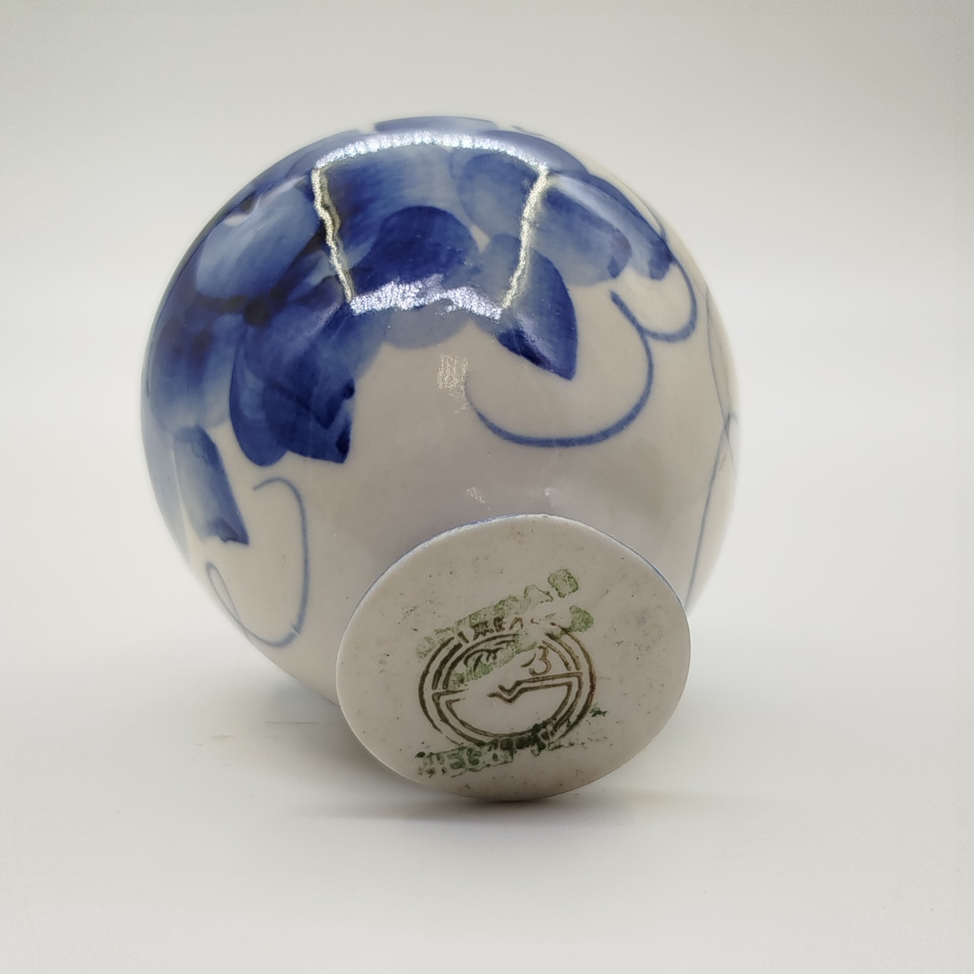 Вазочка с цветочным декором, фарфор, роспись, Речицкий фарфоровый завод (Гжель), СССР, 1970-1980 гг.