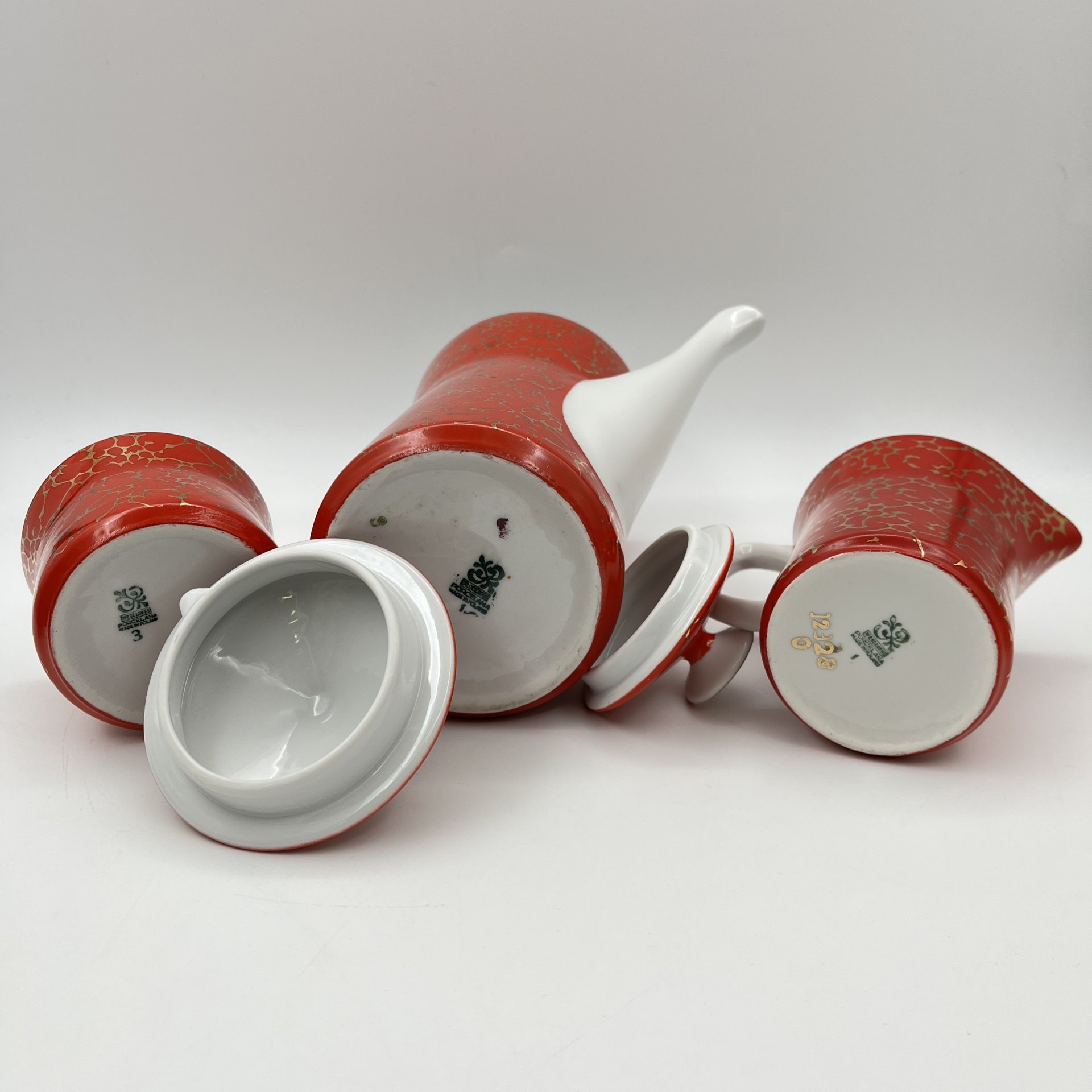 Сервиз кофейный на 6 персон (15 предметов) красного цвета