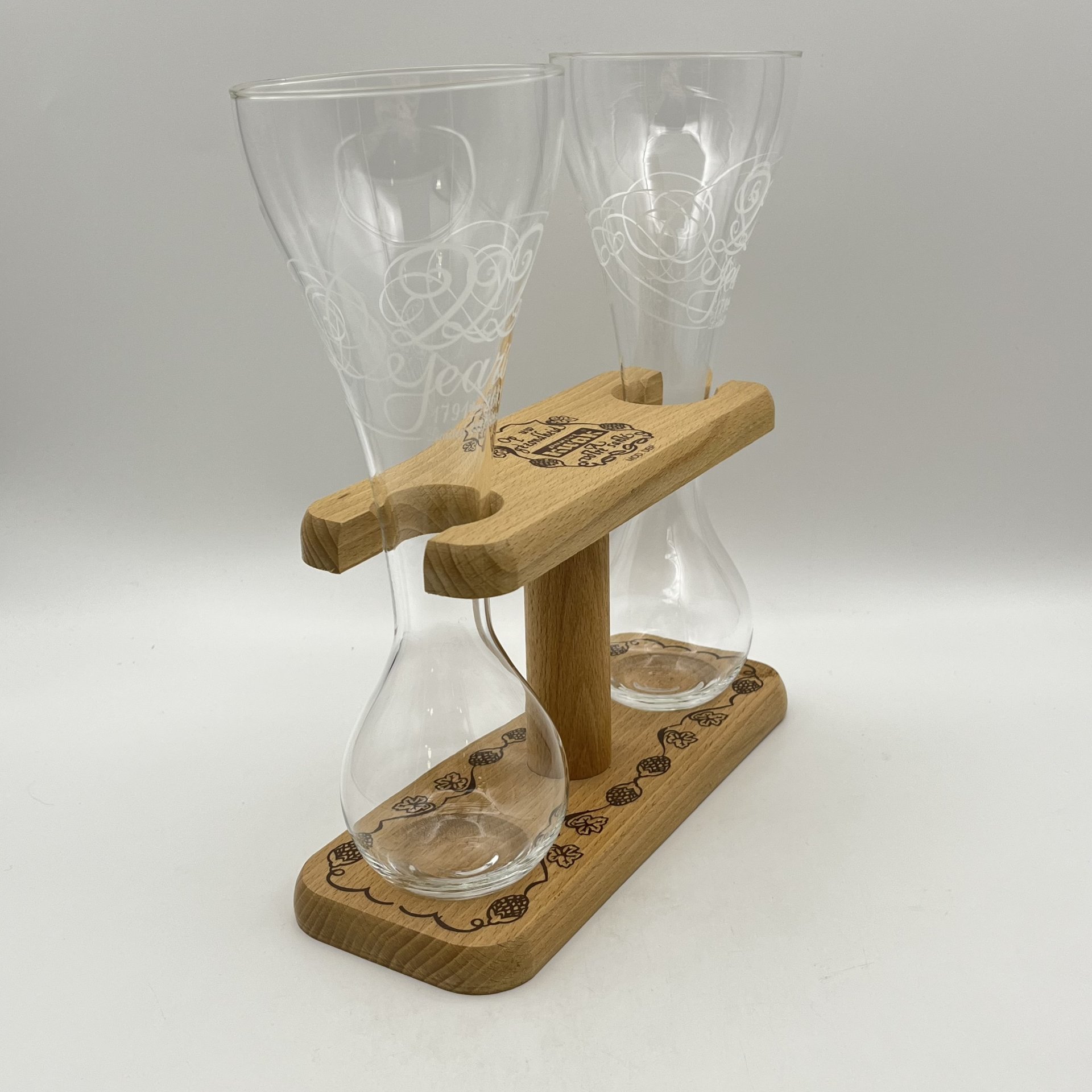 Пара бокалов для пива (для Квака (Kwak)) уникальной формы с ручкой выполненной из дерева