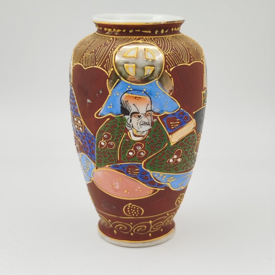 Ваза миниатюрная "Архаты", выполненная в стилистике Сацума (Satsuma)