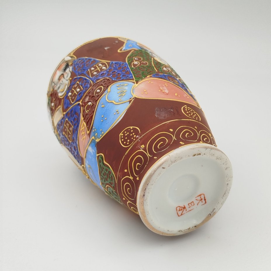 Ваза миниатюрная "Архаты", выполненная в стилистике Сацума (Satsuma)