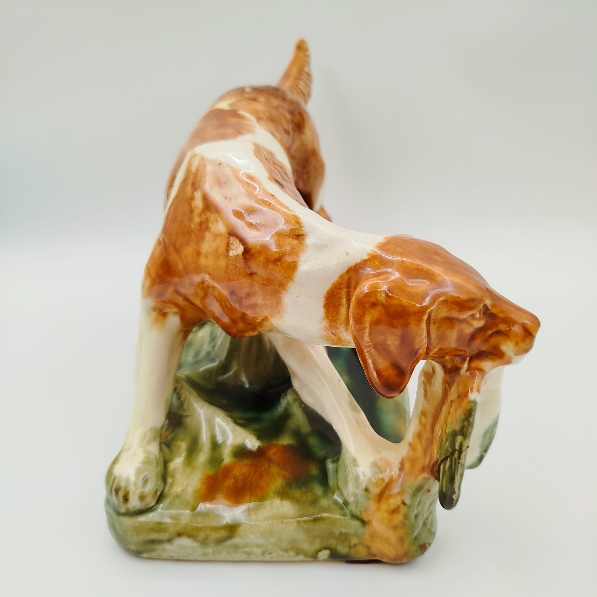 Статуэтка "Собака с дичью", фаянс, роспись, глазурь, Васильковский майоликовый завод, СССР, 1960-1980 гг.