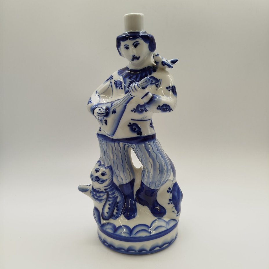 Штоф "Скоморох/балалаечник", фарфор, роспись, Объединение «Гжель», Россия, 1991-2010 гг.