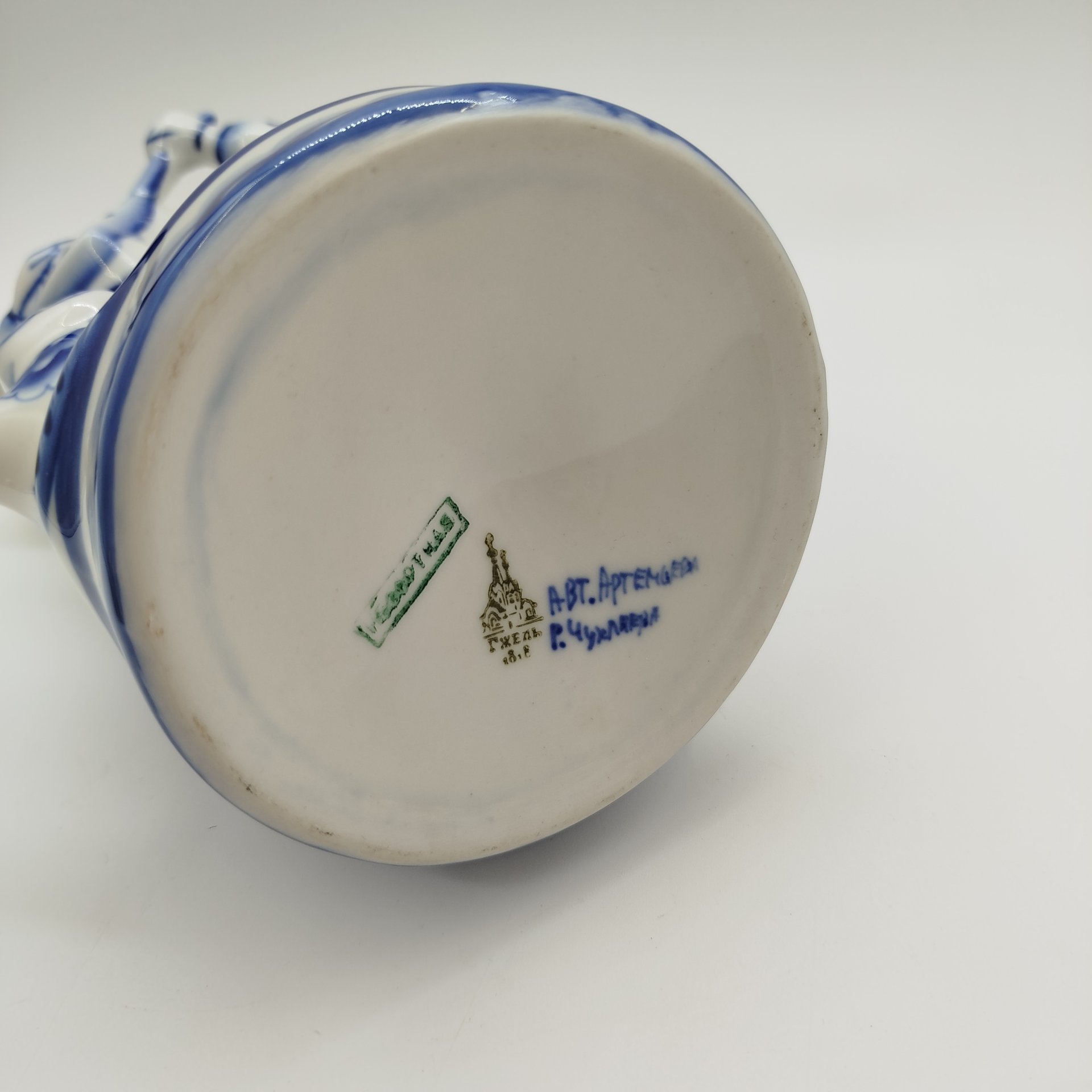 Штоф "Скоморох/балалаечник", фарфор, роспись, Объединение «Гжель», Россия, 1991-2010 гг.