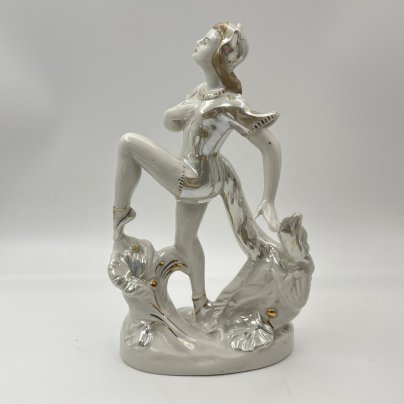 Статуэтка "Балерина-Кошка" ("Лисичка"), скульптор М.А. Интизарян, фарфор, люстр, золочение, Дмитровский фарфоровый завод (ДФЗ Вербилки), СССР, 1954-1965 гг.
