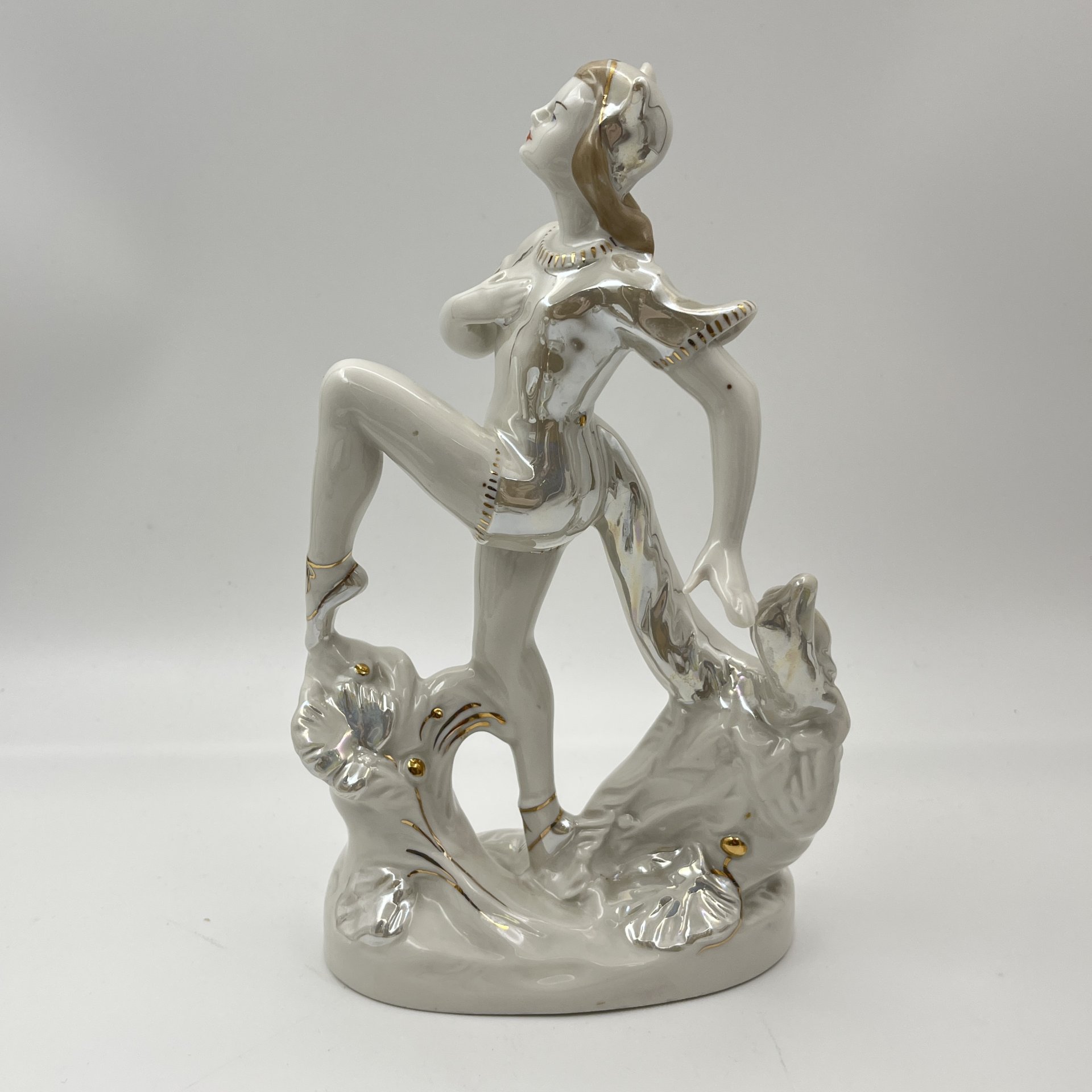 Статуэтка "Балерина-Кошка" ("Лисичка"), скульптор М.А. Интизарян, фарфор, люстр, золочение, Дмитровский фарфоровый завод (ДФЗ Вербилки), СССР, 1954-1965 гг.